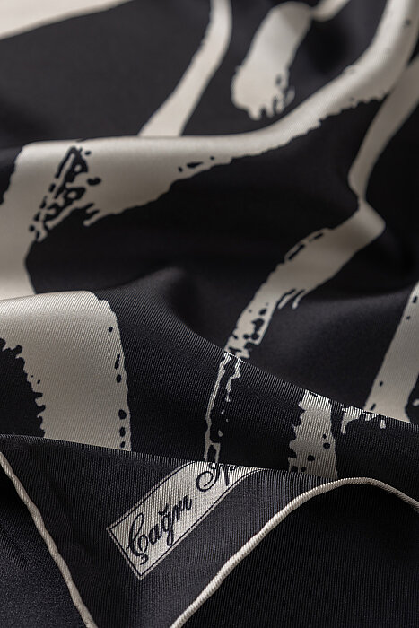 Cream Rose Pattern Twill Silk Square Scarf - 2